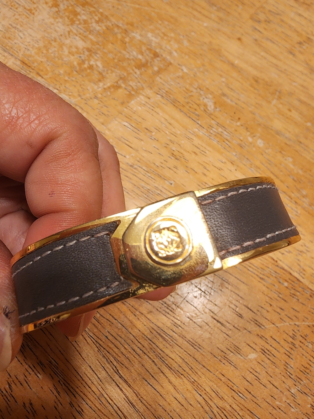 Loewe bracelet gold-toned Anagram logo clasp grey Leather Strap